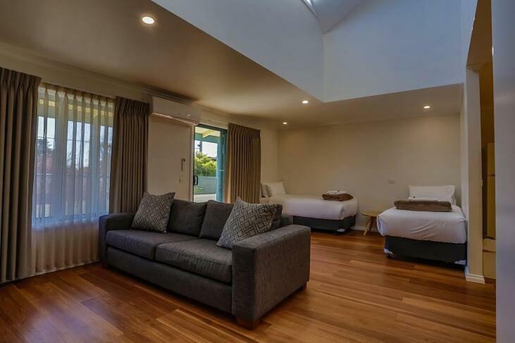 Phillip Island Off-Track Accommodation Cowes Bagian luar foto